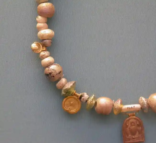 Glass necklace with gold pendants